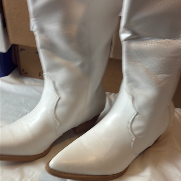 White Heeled Boots with Sleek Western Design - Picture 4 of 9